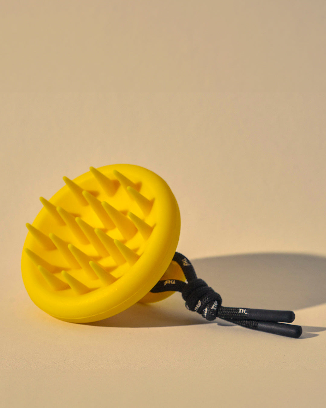 SCALP MASSAGER amarillo con mango ergonómico y cerdas de silicona, ideal para cuidado capilar y estimulación del cuero cabelludo.