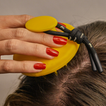 SCALP MASSAGER amarillo con mango ergonómico y cerdas de silicona, ideal para cuidado capilar y estimulación del cuero cabelludo.