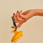 SCALP MASSAGER amarillo con mango ergonómico y cerdas de silicona, ideal para cuidado capilar y estimulación del cuero cabelludo.