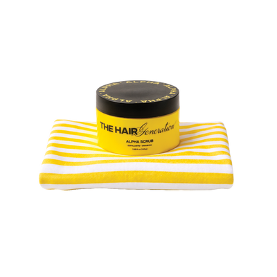 Alpha Scrub de 110 g sobre la toalla Wrap it up a rayas amarillas y blancas